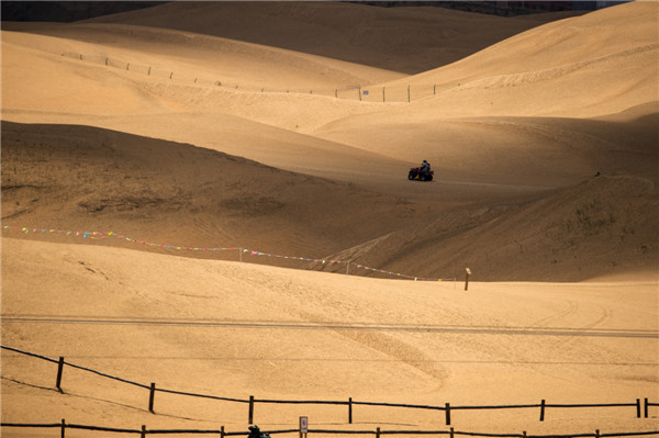 响沙湾,沙漠,度假地,景区,旅游,图片,照片,摄影,内蒙古响沙湾,内蒙古旅游,鄂尔多斯市旅游,莲花酒店,莲花度假酒店,莲沙度假岛,福沙度假岛,悦沙休闲岛,仙沙休闲岛,一粒沙度假村,在线预订,预定,旅行社,AAAAA,5A级旅游景区,库布齐,库布其沙漠,库布其旅游