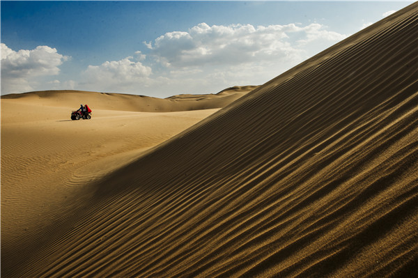 响沙湾,沙漠,度假地,景区,旅游,图片,照片,摄影,内蒙古响沙湾,内蒙古旅游,鄂尔多斯市旅游,莲花酒店,莲花度假酒店,莲沙度假岛,福沙度假岛,悦沙休闲岛,仙沙休闲岛,一粒沙度假村,在线预订,预定,旅行社,AAAAA,5A级旅游景区,库布齐,库布其沙漠,库布其旅游