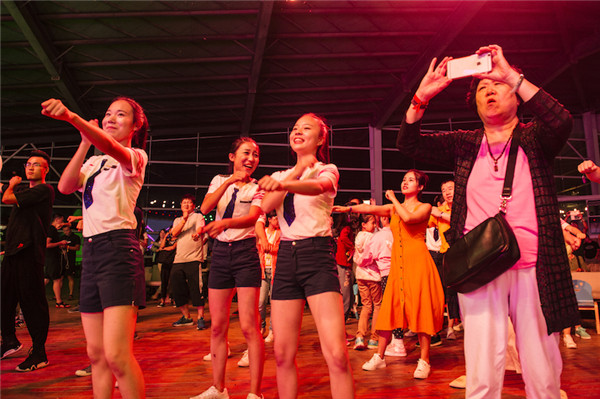 响沙湾,沙漠,度假地,景区,旅游,图片,照片,摄影,内蒙古响沙湾,内蒙古旅游,鄂尔多斯市旅游,莲花酒店,莲花度假酒店,莲沙度假岛,福沙度假岛,悦沙休闲岛,仙沙休闲岛,一粒沙度假村,在线预订,预定,旅行社,AAAAA,5A级旅游景区,库布齐,库布其沙漠,库布其旅游