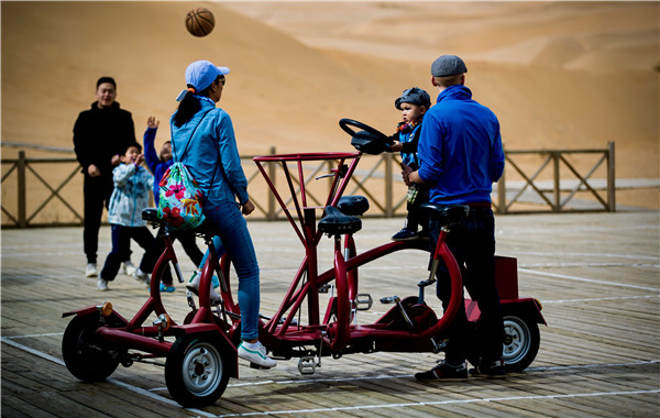 响沙湾,沙漠,度假地,景区,旅游,图片,照片,摄影,内蒙古响沙湾,内蒙古旅游,鄂尔多斯市旅游,莲花酒店,莲花度假酒店,莲沙度假岛,福沙度假岛,悦沙休闲岛,仙沙休闲岛,一粒沙度假村,在线预订,预定,旅行社,AAAAA,5A级旅游景区,库布齐,库布其沙漠,库布其旅游