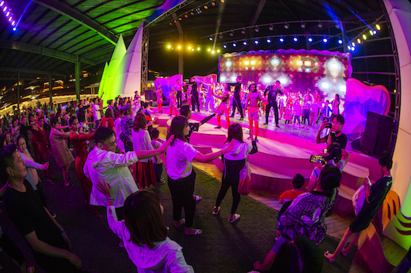 响沙湾,沙漠,度假地,景区,旅游,图片,照片,摄影,内蒙古响沙湾,内蒙古旅游,鄂尔多斯市旅游,莲花酒店,莲花度假酒店,莲沙度假岛,福沙度假岛,悦沙休闲岛,仙沙休闲岛,一粒沙度假村,在线预订,预定,旅行社,AAAAA,5A级旅游景区,库布齐,库布其沙漠,库布其旅游