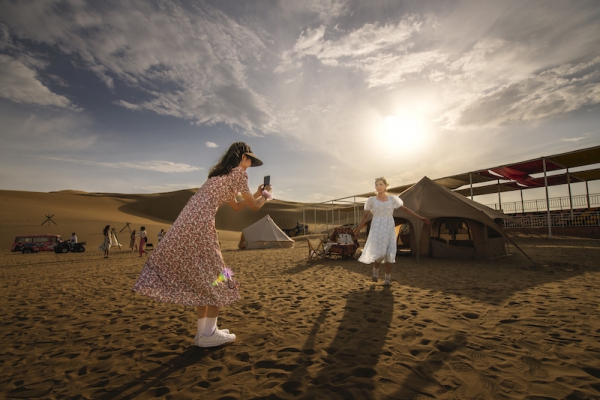 响沙湾,沙漠,度假地,景区,旅游,图片,照片,摄影,内蒙古响沙湾,内蒙古旅游,鄂尔多斯市旅游,莲花酒店,莲花度假酒店,莲沙度假岛,福沙度假岛,悦沙休闲岛,仙沙休闲岛,一粒沙度假村,在线预订,预定,旅行社,AAAAA,5A级旅游景区,库布齐,库布其沙漠,库布其旅游