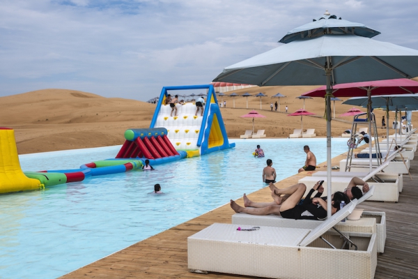 响沙湾,沙漠,度假地,景区,旅游,图片,照片,摄影,内蒙古响沙湾,内蒙古旅游,鄂尔多斯市旅游,莲花酒店,莲花度假酒店,莲沙度假岛,福沙度假岛,悦沙休闲岛,仙沙休闲岛,一粒沙度假村,在线预订,预定,旅行社,AAAAA,5A级旅游景区,库布齐,库布其沙漠,库布其旅游