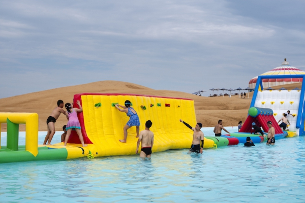 响沙湾,沙漠,度假地,景区,旅游,图片,照片,摄影,内蒙古响沙湾,内蒙古旅游,鄂尔多斯市旅游,莲花酒店,莲花度假酒店,莲沙度假岛,福沙度假岛,悦沙休闲岛,仙沙休闲岛,一粒沙度假村,在线预订,预定,旅行社,AAAAA,5A级旅游景区,库布齐,库布其沙漠,库布其旅游