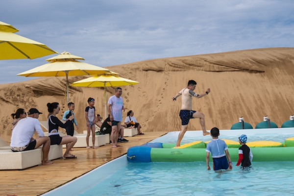 响沙湾,沙漠,度假地,景区,旅游,图片,照片,摄影,内蒙古响沙湾,内蒙古旅游,鄂尔多斯市旅游,莲花酒店,莲花度假酒店,莲沙度假岛,福沙度假岛,悦沙休闲岛,仙沙休闲岛,一粒沙度假村,在线预订,预定,旅行社,AAAAA,5A级旅游景区,库布齐,库布其沙漠,库布其旅游