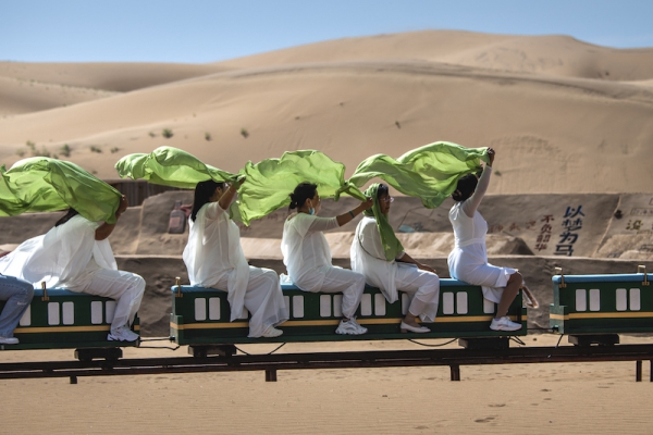 响沙湾,沙漠,度假地,景区,旅游,图片,照片,摄影,内蒙古响沙湾,内蒙古旅游,鄂尔多斯市旅游,莲花酒店,莲花度假酒店,莲沙度假岛,福沙度假岛,悦沙休闲岛,仙沙休闲岛,一粒沙度假村,在线预订,预定,旅行社,AAAAA,5A级旅游景区,库布齐,库布其沙漠,库布其旅游